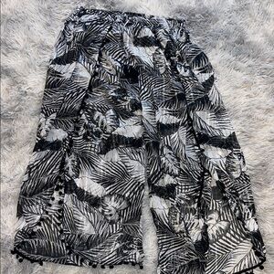 Woman Black and White Leaf Print Pants